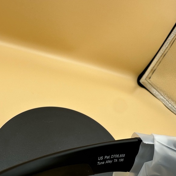 Costa sunglasses 100 percent polarized   Number etched top left - Picture 4 of 8